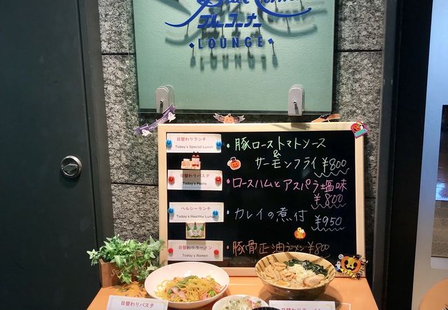 行き交う飛行機を見ながらランチ