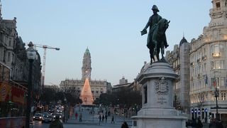 リベルタ―で広場に建つ銅像