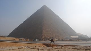 三大ピラミッドの中で一番混んでいるクフ王のピラミッドは入場制限中でした。