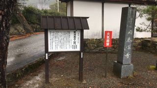 山門は国の重要文化財。