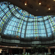 「Brasserie Printemps」の天井が美しい