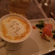 タラバガニとロブスターのカプチーノと北極イワナのマリネ