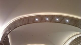 教会の中のような店内。