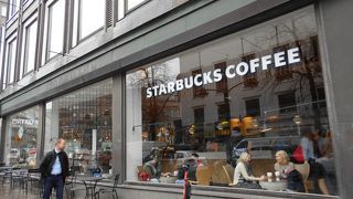 「エスプラナーディ公園」のすぐ近くにあるスタバ