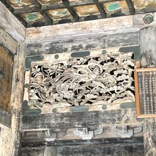 仏殿の壁面彫刻