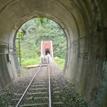 トンネルを出ると鉄橋が見えてくる