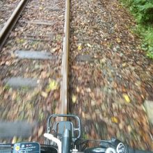 レール上をこいでいく