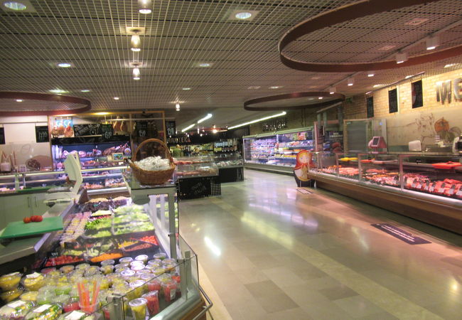 広いスーパーマーケットが地下にある