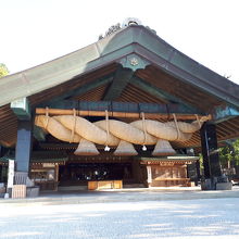 大しめ縄の神楽殿。