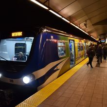 地下ホームで写した車体と駅の様子