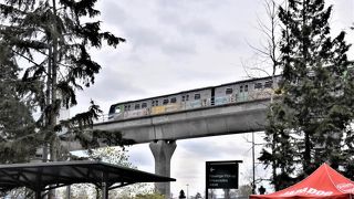 バンクーバーに飛行機で着き、市内に行くのに乗る電車