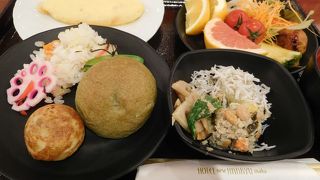 メニューの種類が多く、広々としたバイキングレストラン