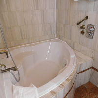 別館はバスタブ付き