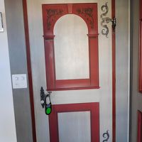 扉の金具も凝っている