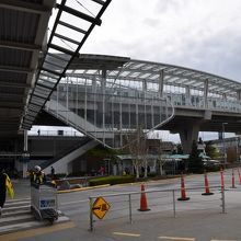 到着ロビーから外に出ると正面に見える空港駅