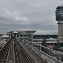 駅を出たらすぐ、空港の駅らしく管制塔が見えた