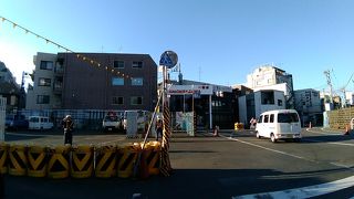 狭い道の両側に、独特な店舗が多いです