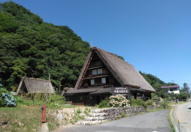 白川郷の南の立派な合掌つくりの一軒家