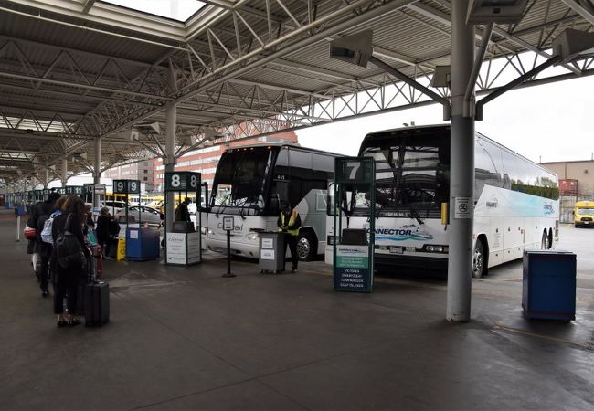 鉄道駅の中に切符売り場があり、その裏手に乗り場があった