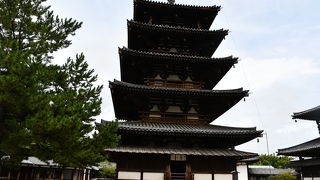 優美な五重塔です