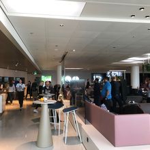 座れないほどでもないが混んでます