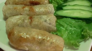 具から良い香りが立つ揚げ春巻