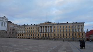クリームイエローの上品な建物