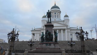 「ヘルシンキ大聖堂」の南側にある大きな広場