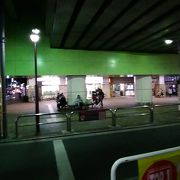 大きなショッピングモールや伝統的な商店街もたいへん充実していて散策するのに楽しい街