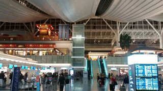 たいへんモダンで美しく、天井も高くたいへん開放的です