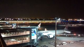 空港内のレストランや商業施設の程度の高さも、世界一ではないかと思います。