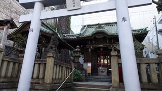 都会のど真ん中の神社