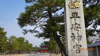 広大な平安神宮をくまなく観光するのも一つの方法と思います。