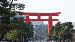 平安神宮の巨大さを印象付ける大鳥居です。