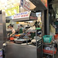 夜店のようなお店が軒を連ねています