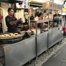 食べ物を買わなくても作る所を見ているだけでも面白い