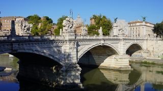 テヴェレ川沿いの抜けた景色や橋の彫刻が楽しめる場所です