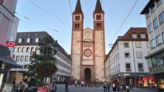 町の通りと一体化