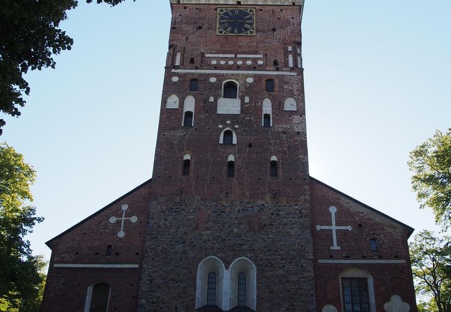 高くそびえたつ教会