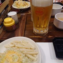 ビール　左側に薬味とソース