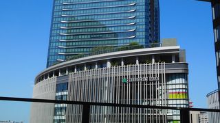 大阪駅近くの大きな商業施設