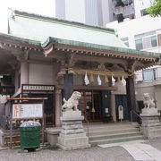 江戸通り沿いにある小さな神社