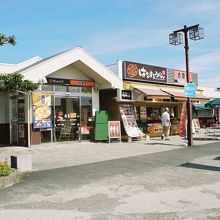 尾張一宮パーキングエリア、はなまるうどんと吉野屋。