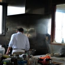店主が右の台で手延べ麺を作る様子を見ることができます。