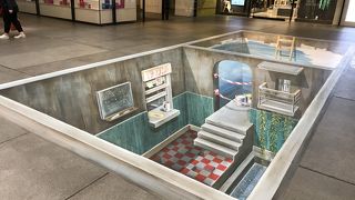 見事なだまし絵が床に！