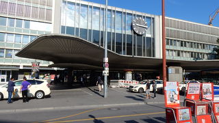 外観は平凡も構内は立派