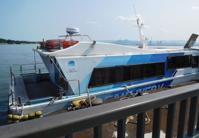「博多ふ頭」と「海の中道」を結ぶ高速船
