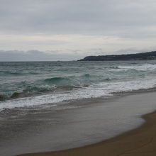 波打ち際での散策が楽しい