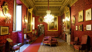 ウンベルト1世橋南詰、プリモリ宮1階を利用した無料博物館