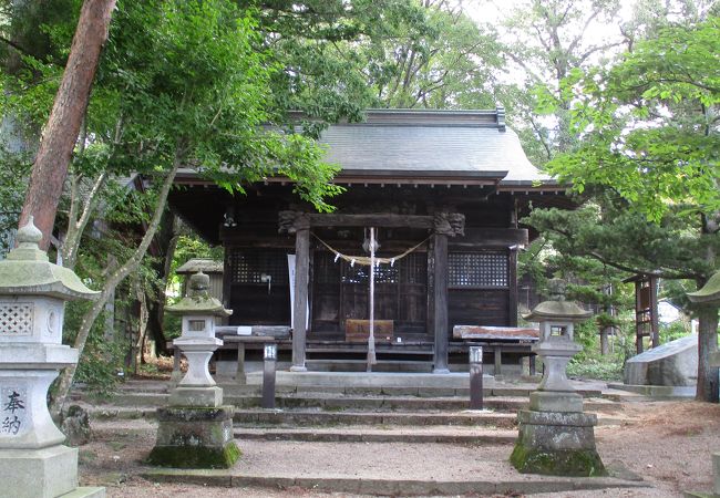 温泉街のメインストリートの坂を登りきった左手にあります